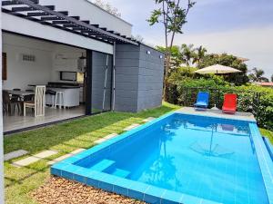 ein Swimmingpool im Hinterhof eines Hauses in der Unterkunft Villa Antonia in Santagueda
