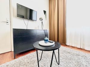 TV a/nebo společenská místnost v ubytování Comfort Studio Getaway with Pool and Gym