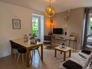 TV a/nebo společenská místnost v ubytování Charmant moulin avec terrasse et accès à la rivière, proche de Confolens - FR-1-653-271