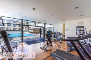 Γυμναστήριο ή/και όργανα γυμναστικής στο Comfort Studio Getaway with Pool and Gym