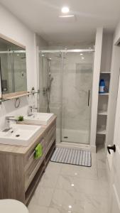 Ένα μπάνιο στο Appartement Moderne et Équipé