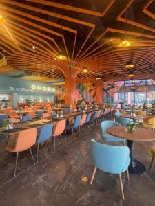 une salle à manger avec de nombreuses tables et chaises dans l'établissement Tòa nhà IBIZA, Khu nghỉ dưỡng Flamingo Hải Tiến, Hoàng Trường, Hoằng Hóa, Thanh hóa, à Gò Ba Quần