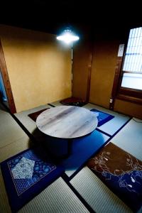 朝来市一棟貸宿市御堂的一间冲浪板客房,位于地面