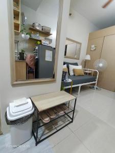 マニラにあるCondo by Bambie near NAIA airportの小さなリビングルーム(テーブル、鏡付) +8枚の写真