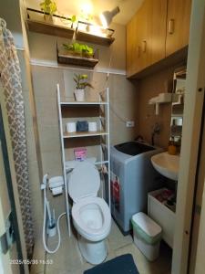 マニラにあるCondo by Bambie near NAIA airportのトイレと洗面台のある小さなバスルーム