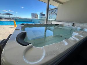 Πισίνα στο ή κοντά στο Charming Studio Apartment in Auckland Central