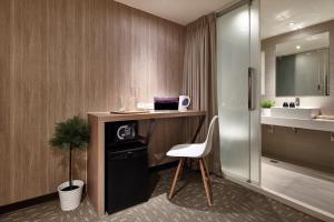 台北市にあるヴィア　ロフト　ホテルのバスルーム(デスク、シンク、シャワー付) +31枚の写真