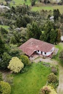 an overhead view of a house with a roof at HOSTAL - COLIVING - Cerca MetroCable ARVI in Guarne