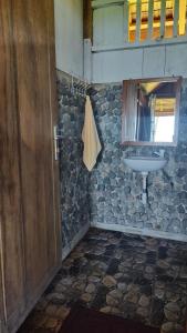 une salle de bain avec un lavabo et un miroir dans l'établissement Lavana Dive & Nature Resort, à Unauna 26 autres photos