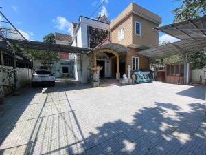 une maison avec une voiture garée devant dans l'établissement Minh Anh Homestay Huế, à Ấp Long Hồ Hạ 10 autres photos