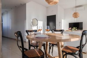 a dining room with a wooden table and chairs at Semipiso Las Lomitas in Lomas de Zamora