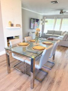 Ein Sitzbereich in der Unterkunft Rockstar Hideaway Entire Home 2BR 2BA Office Space Guest Room & Outdoor Patio