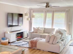 TV/Unterhaltungsangebot in der Unterkunft Rockstar Hideaway Entire Home 2BR 2BA Office Space Guest Room & Outdoor Patio