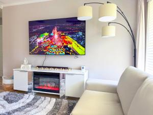 TV/Unterhaltungsangebot in der Unterkunft Rockstar Hideaway Entire Home 2BR 2BA Office Space Guest Room & Outdoor Patio