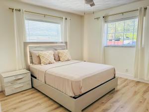 Ein Bett oder Betten in einem Zimmer der Unterkunft Rockstar Hideaway Entire Home 2BR 2BA Office Space Guest Room & Outdoor Patio