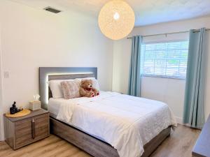 Ein Bett oder Betten in einem Zimmer der Unterkunft Rockstar Hideaway Entire Home 2BR 2BA Office Space Guest Room & Outdoor Patio
