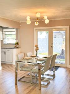 Galeriebild der Unterkunft Rockstar Hideaway Entire Home 2BR 2BA Office Space Guest Room & Outdoor Patio in Hollywood