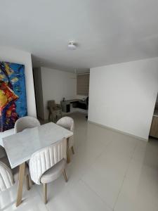 a living room with a table and chairs at Apartamento norte de Barranquilla in Barranquilla