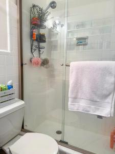 Ein Badezimmer in der Unterkunft Rockstar Hideaway Entire Home 2BR 2BA Office Space Guest Room & Outdoor Patio