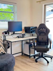 TV/Unterhaltungsangebot in der Unterkunft Rockstar Hideaway Entire Home 2BR 2BA Office Space Guest Room & Outdoor Patio