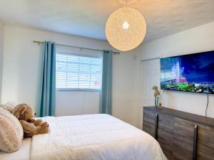 Ein Bett oder Betten in einem Zimmer der Unterkunft Rockstar Hideaway Entire Home 2BR 2BA Office Space Guest Room & Outdoor Patio