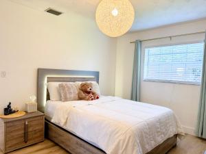Ein Bett oder Betten in einem Zimmer der Unterkunft Rockstar Hideaway Entire Home 2BR 2BA Office Space Guest Room & Outdoor Patio