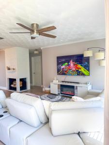 Ein Sitzbereich in der Unterkunft Rockstar Hideaway Entire Home 2BR 2BA Office Space Guest Room & Outdoor Patio