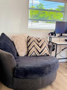 Ein Sitzbereich in der Unterkunft Rockstar Hideaway Entire Home 2BR 2BA Office Space Guest Room & Outdoor Patio