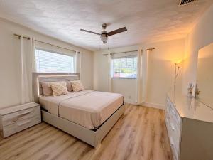 ein Schlafzimmer mit einem Bett und einem Deckenventilator in der Unterkunft Rockstar Hideaway Entire Home 2BR 2BA Office Space Guest Room & Outdoor Patio in Hollywood + 36 Fotos