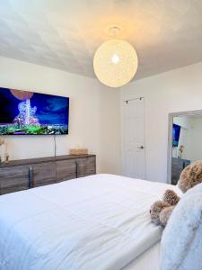 Ein Bett oder Betten in einem Zimmer der Unterkunft Rockstar Hideaway Entire Home 2BR 2BA Office Space Guest Room & Outdoor Patio