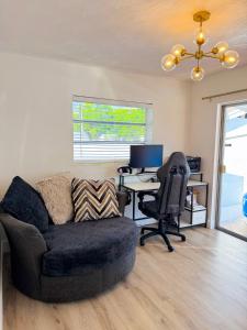 Ein Sitzbereich in der Unterkunft Rockstar Hideaway Entire Home 2BR 2BA Office Space Guest Room & Outdoor Patio