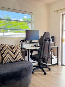 TV/Unterhaltungsangebot in der Unterkunft Rockstar Hideaway Entire Home 2BR 2BA Office Space Guest Room & Outdoor Patio