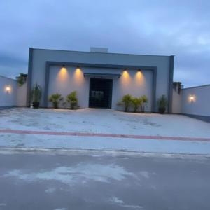 a building with a parking lot in front of it at Studio próximo hospital Unimed Tubarão in Tubarão