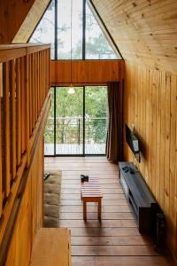 an inside view of a room with a bench in a cabin at Rocabosque in San Mateo Río Hondo