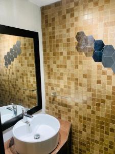 a bathroom with a sink and a mirror at Un hogar lejos de Casa in Monterrey