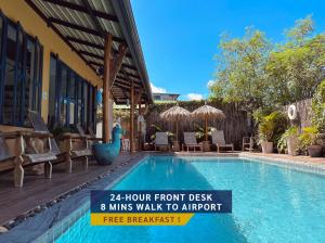 奈扬海滩绿纳 旅舍的游泳池旁的标志