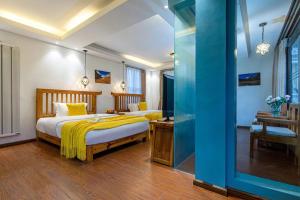 Postel nebo postele na pokoji v ubytování Yueju Designer Homestay