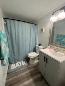 a bathroom with a sink toilet and a shower curtain at Marazul in Cape Coral +12 photos