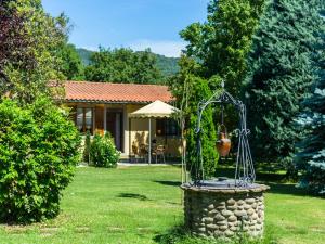 A garden outside Authentic farmhouse in Castiglion Fiorentino with organic wines