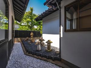 un giardino zen nel mezzo di una casa di 出雲和結庵 a Taisha