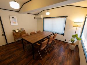 una sala conferenze con tavolo e sedie di 出雲和結庵 a Taisha