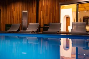 立山町Villa Yno的一个带椅子的房间和一个游泳池