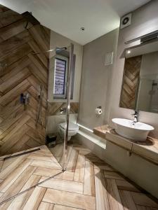 a bathroom with a sink and a shower and a toilet at Dom Stanisławy Papież in Biały Dunajec