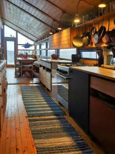 cocina con fogones y mesa. en Ål Cabin With Panoramic Views, en Favang