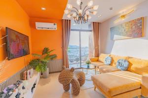 a living room with a couch and a chandelier at MINH TOẢN's Homestay - CSJ TOWER - CSJ Apartment Sea View Vung Tau - Căn Hộ CSJ View Biển Vũng Tàu in Vung Tau