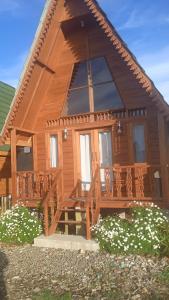 DiyengにあるZavier cabin diengのポーチとバルコニー付きの木造家屋
