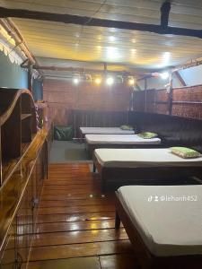 a row of mattresses are lined up in a room at Ba Hung homestay in Ấp Hòa Phú (2)