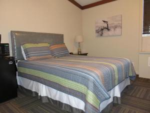 Postel nebo postele na pokoji v ubytování Hotel LaBonte