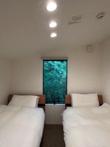 Postel nebo postele na pokoji v ubytování サンカーサ リバーサイド - 自然の中で暖をとる冬の隠れ家