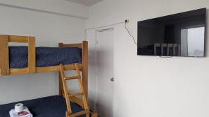 Letto o letti a castello in una camera di Amplia habitación en centro de Lima